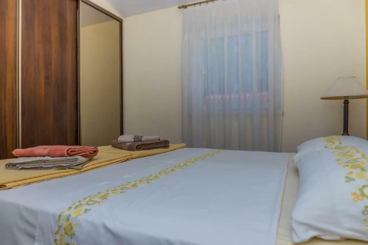 Apartment Villa Nika Selce Kroatien